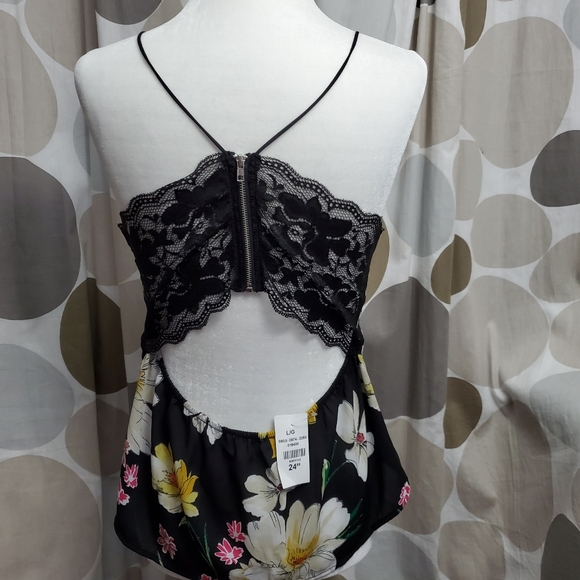 Love Tree Floral V-neck Sleeveless Top - Picture 3 of 4